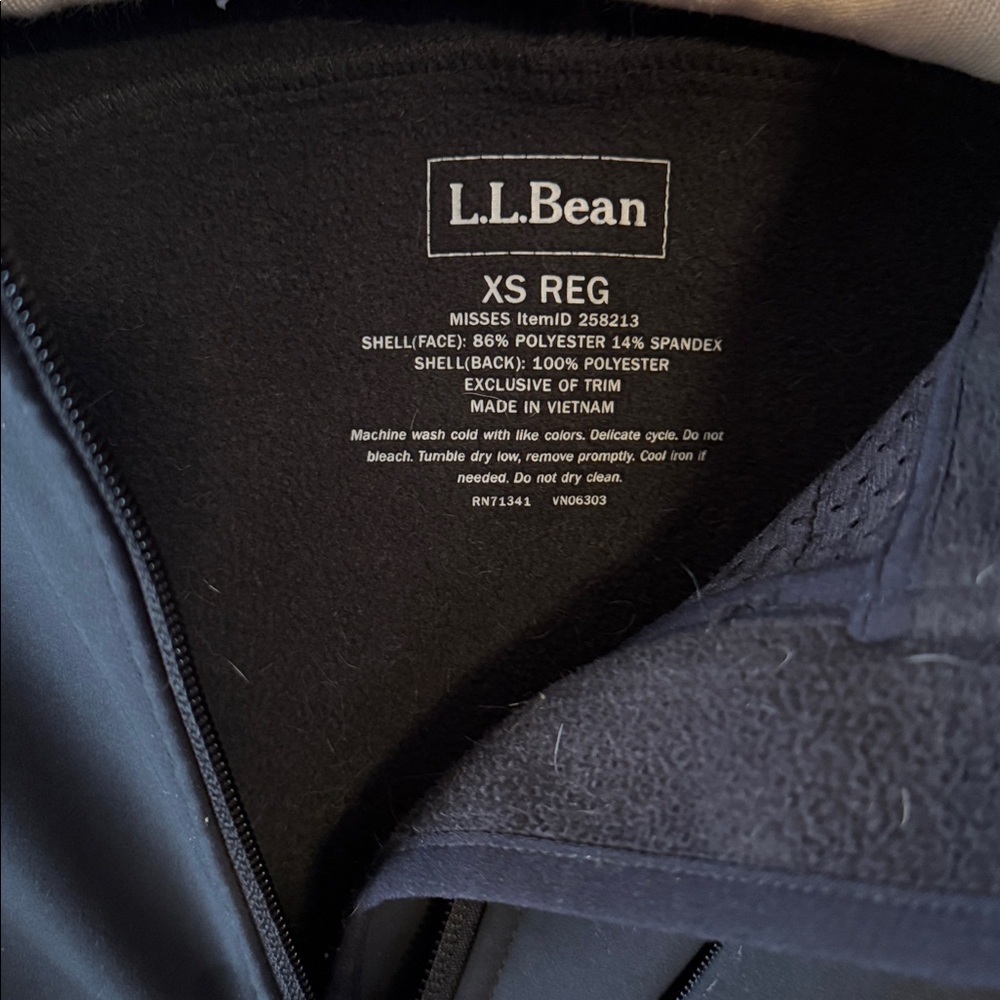 L.L. Bean Classic black Softshell Jacket - Picture 2 of 7